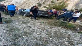 Adanada otomobil şarampole devrildi: 3 yaralı