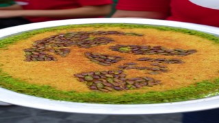 Adanalı tatlıcıdan 100. yıl kutlaması