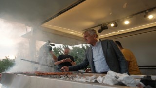 Adana’yı kazanan öğrencilere Başkan Karalar kendi eliyle kebap yaptı