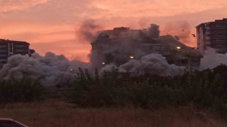 Ağır hasarlı 13 katlı bina saniyeler içerisinde yıkıldı