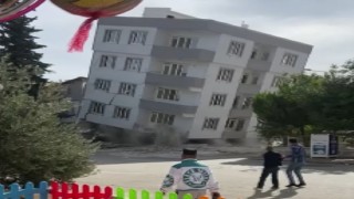 Ağır hasarlı bina yıkım esnasında kepçenin üzerine çöktü