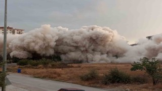 Ağır hasarlı iki blok 300 kilo patlayıcı kullanılarak yıkıldı