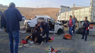 Ağrıda tır otomobille çarpıştı: 2 ölü, 2 yaralı