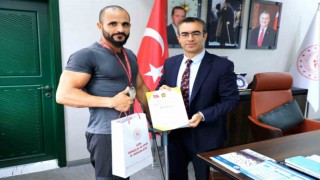 Ağrıda yürüme engelli kalan inşaat işçisi, vücut geliştirme şampiyonasında Türkiye ikincisi oldu