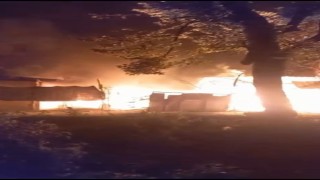 Ahşap ev alev alev yandı