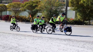 Aile boyu bisiklet ile ayda 400 kilometre pedal çeviriyorlar