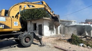 Akdeniz Belediyesi, terk edilmiş binaların yıkımına devam ediyor