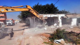Akdenizde metruk binaların yıkımı sürüyor