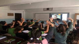 AKEV binlerce ortaokul öğrencisine kariyer seminerleri veriyor