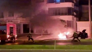 Aksarayda otomobil alev alev yandı