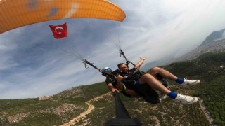 Alanyada gaziler Cumhuriyetin 100. yılına özel yamaç paraşütü uçuşu gerçekleştirdi