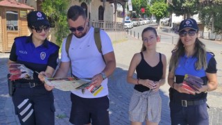 Alanyada polisten turistlere dört dilde broşür