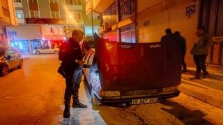 Alev alan otomobili mahalle bekçileri söndürdü