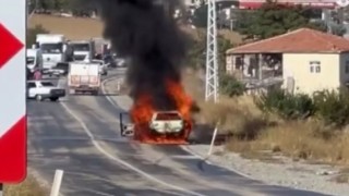 Alev alev yanan aracını söndürmek isterken yanarak ağır yaralandı