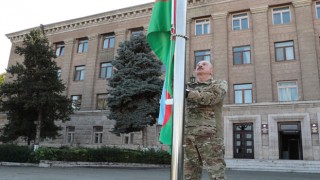 Aliyev, Karabağ'da ilk kez Azerbaycan bayrağını göndere çekti