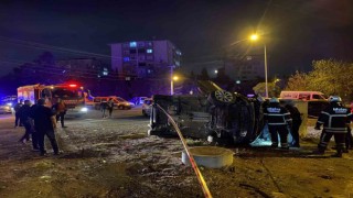 Alkollü sürücü 3 aracı biçerek, beton büze çarptı: 3 kişinin yaralandığı kaza anı kamerada