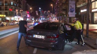 Alkollü sürücünün kontrolünden çıkan araç park halindeki otomobile çarptı