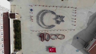 Amasyada öğrenciler ‘100. yıl ve ‘ay-yıldız koreografisi oluşturdu