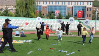 Amasyada polisler Cumhuriyetin 100. yılında 100 çocukla uçurtma uçurdu