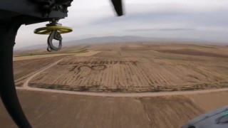 Amasyalı çiftçi tarlasına traktörle ‘Cumhuriyet yazdı, Mehmetçik tesadüfen helikopterle görüntüledi