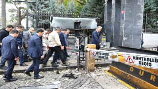 Ankara Valisi Şahin, terör saldırısının meydana geldiği olay yerinde incelemelerde bulundu