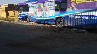 Ankarada belediye otobüsü otomobille çarpıştı: 3 yaralı