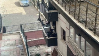 Ankarada çıkan yangında 2 itfaiye eri dumandan etkilendi