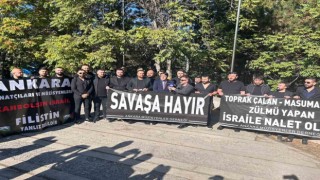 Ankaralı müzisyenler İsrail Büyükelçiliğine siyah çelenk bıraktı