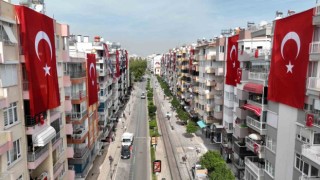 Antalya caddeleri kırmızı beyaza büründü
