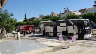 Antalyada hareket halindeki otobüs yandı, yangın tüpünü ve çeşme hortumunu alan otobüse koştu
