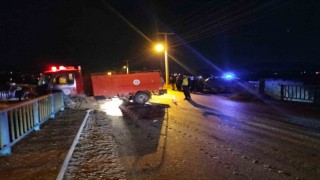Antalyada itfaiye aracı ile otomobil çarpıştı: 2 yaralı