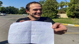 Antalyada otomobil üzerine bırakılan not “insanlık ölmemiş” dedirtti