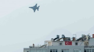 Antalyada “Türk Yıldızları” yerine semalarda olacak F-16lar prova uçuşu gerçekleştirdi