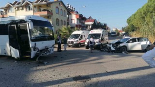Antalyada üç araçlı zincirleme kazada 3 kişi yaralandı