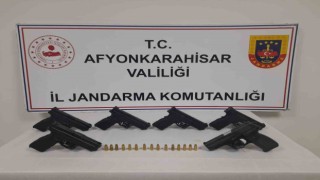 Arabaya zulalanan ruhsatsız silahlar yakalandı
