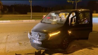 Arıza yapan park halindeki otomobile VİP aracı çarptı. 1 yaralı