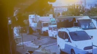 Arnavutköyde yolun karşısına geçmeye çalışan kadın kamyonun altında kalarak can verdi