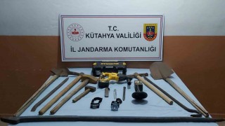 Aslanapada izinsiz kazı yapan 4 kişi suçüstü yakalandı