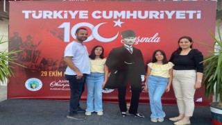 Atatürk maketiyle fotoğraf çektirebilmek için sıraya girdiler