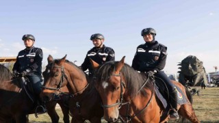 Atlı jandarma timine büyük ilgi