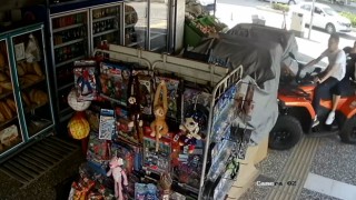 ATV ile markete dalan Alman çifte su kolileri hava yastığı görevi yaptı