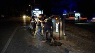 Aydınlatma direğine çarparak devrilen otomobilin içerisinde sıkıştı