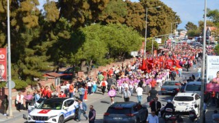 Ayvalık halkı Cumhuriyetin 100. yıldönümü için coşkuyla yürüdü