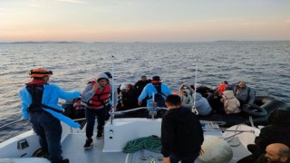 Ayvalıkta botlarının motoru arızalanan 45 düzensiz göçmen kurtarıldı