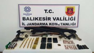 Ayvalıkta çok sayıda silah ve uyuşturucu madde ele geçirildi: 7 gözaltı