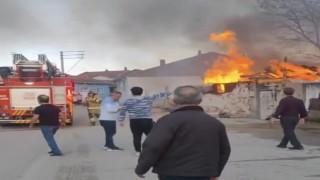 Bahçede yaktıkları ateş eve sıçradı