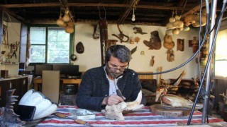 Bahçesini kendi için yaşam alanına çevirdi: Doğada kemikleşmiş odunlara çeşitli şekiller veriyor