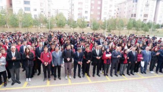 Bakan Tekin, öğrencilerle birlikte şehit Filistinli çocuklar için saygı duruşunda bulundu