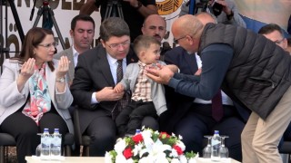 Bakan Yılmazdan, şehit madenci çocuğuna baba şefkati