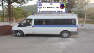 Balıkesirde polis ve jandarmanın operasyonlarında 40 düzensiz göçmen ve 3 organizatör yakalandı
